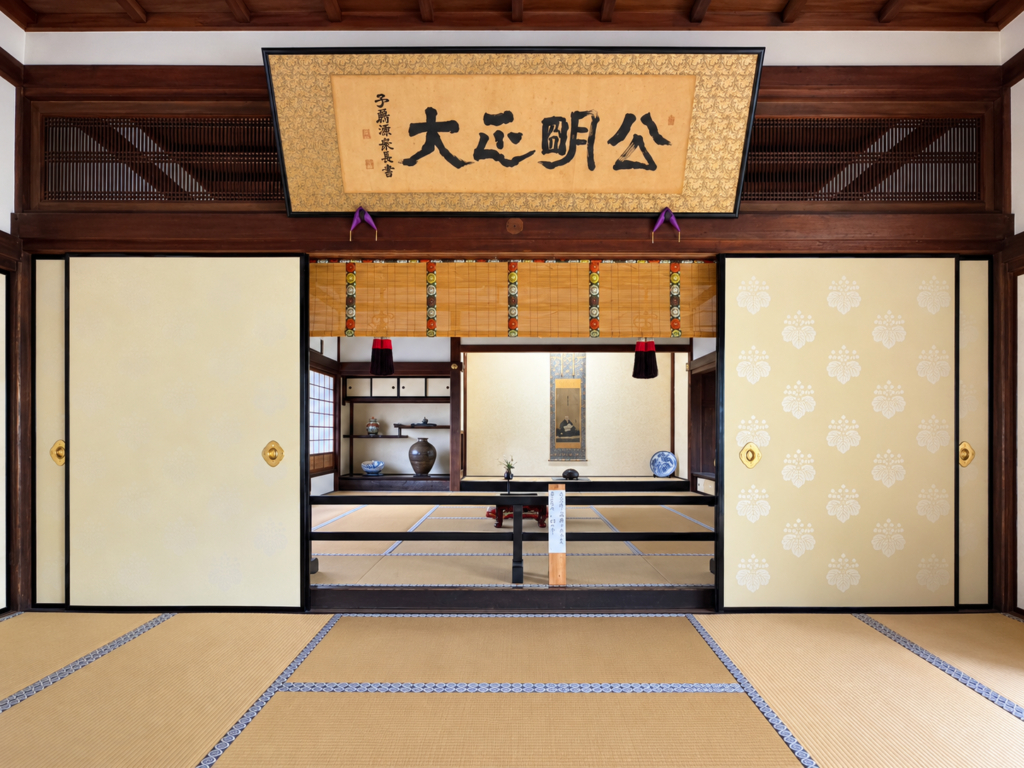 座敷と扁額