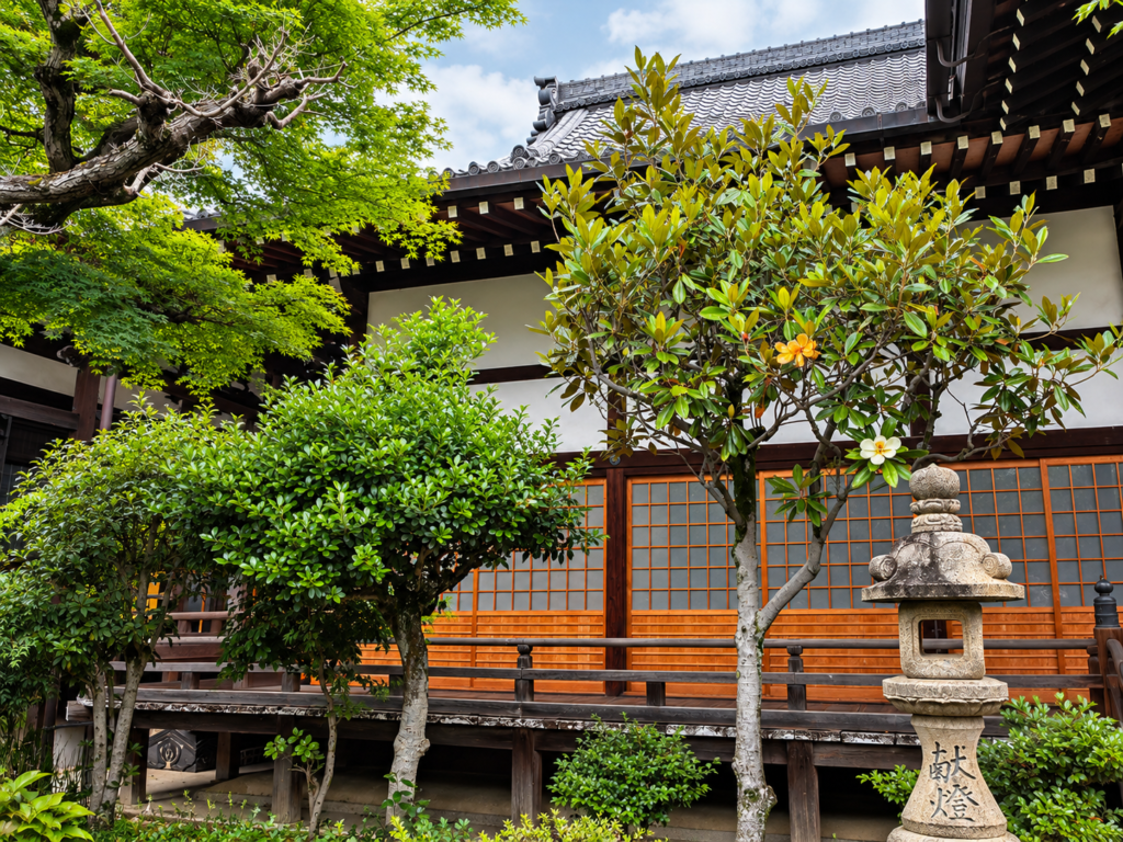 お寺の外観と石灯籠